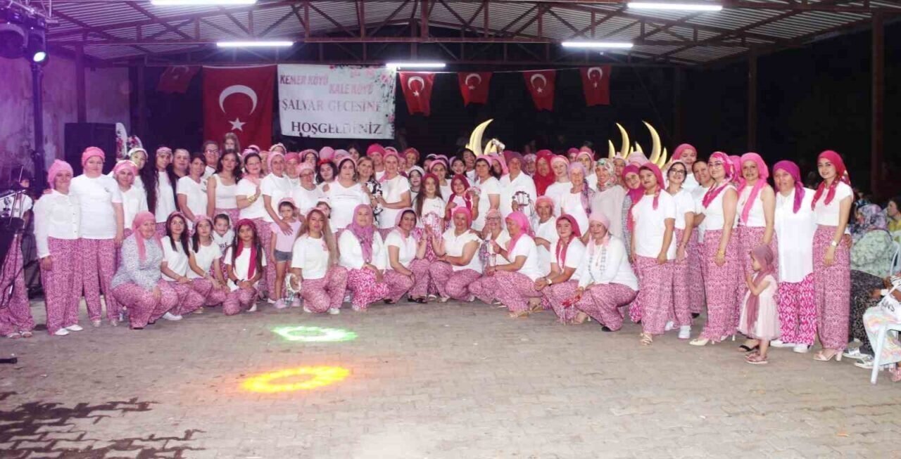 Manisa’nın tarihi mahallesi şalvar gecesiyle şenlendi
