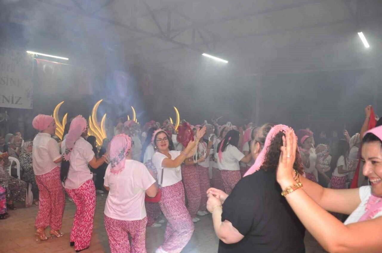 Manisa’nın tarihi mahallesi şalvar gecesiyle şenlendi
