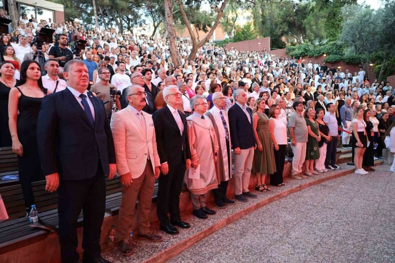 Mezunlarını uğurlayan İzmir Ekonomi’de 4 günlük şölen