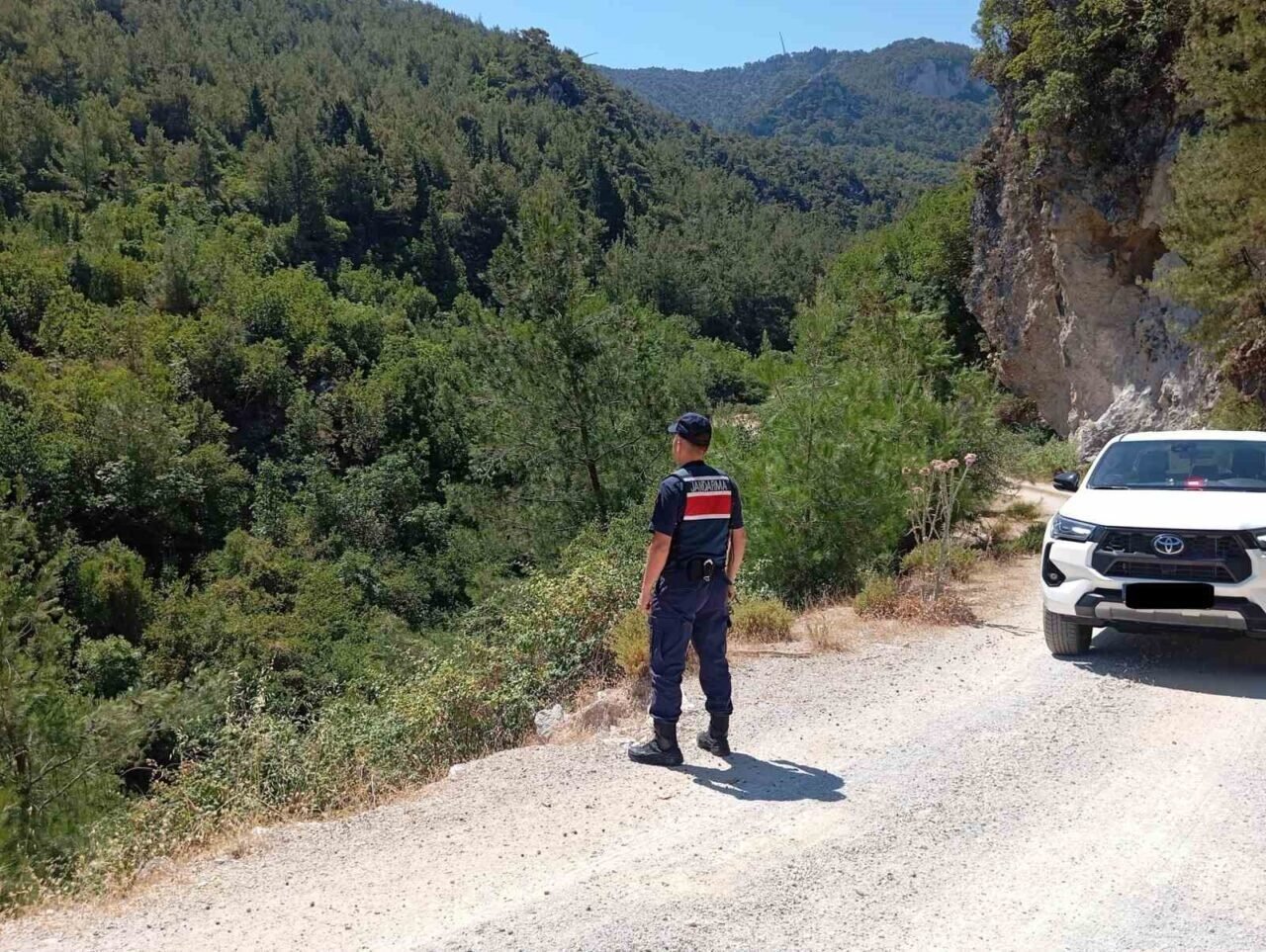 Milli Park’ta yasak alana giren 12 kişiye 35 bin lira ceza Milli Park’ta yasak alana giren 12 kişiye 35 bin lira ceza