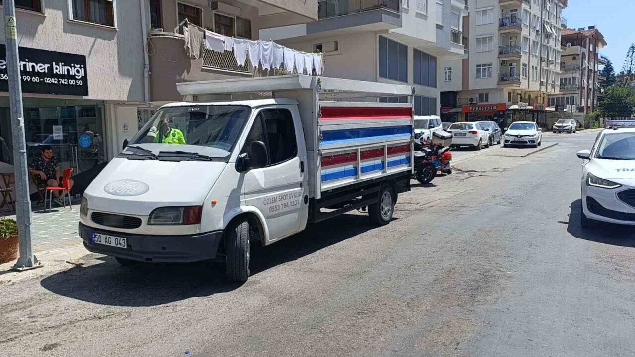 Motosikletli, kamyonetin altında kalmaktan son anda kurtuldu