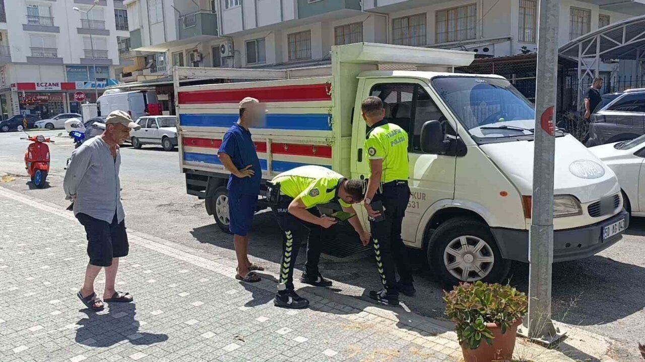 Motosikletli, kamyonetin altında kalmaktan son anda kurtuldu