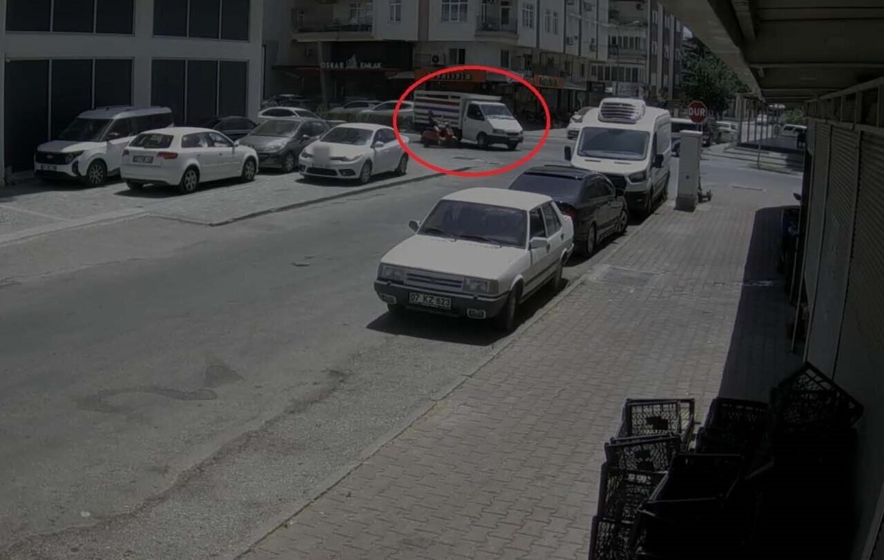 Motosikletli, kamyonetin altında kalmaktan son anda kurtuldu