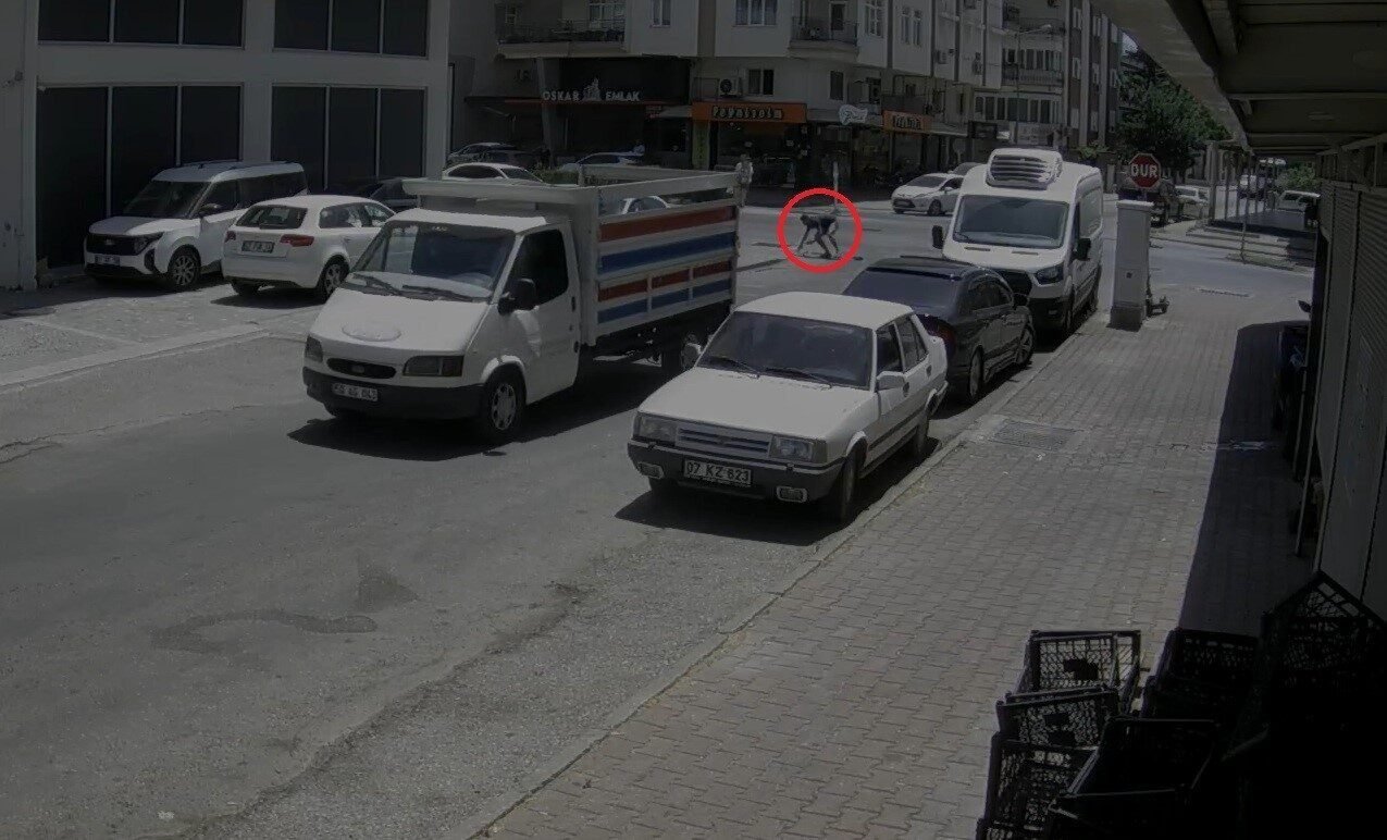 Motosikletli, kamyonetin altında kalmaktan son anda kurtuldu