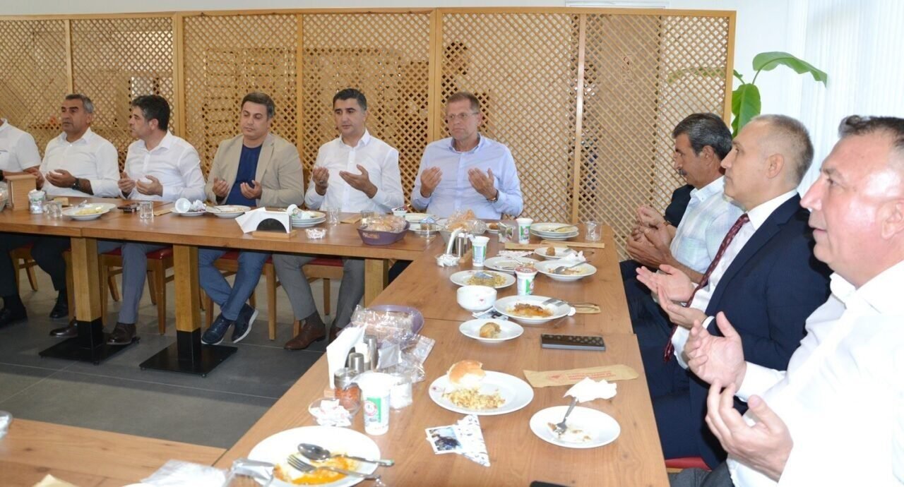 Müdür Öztürk dualarla görevine veda etti