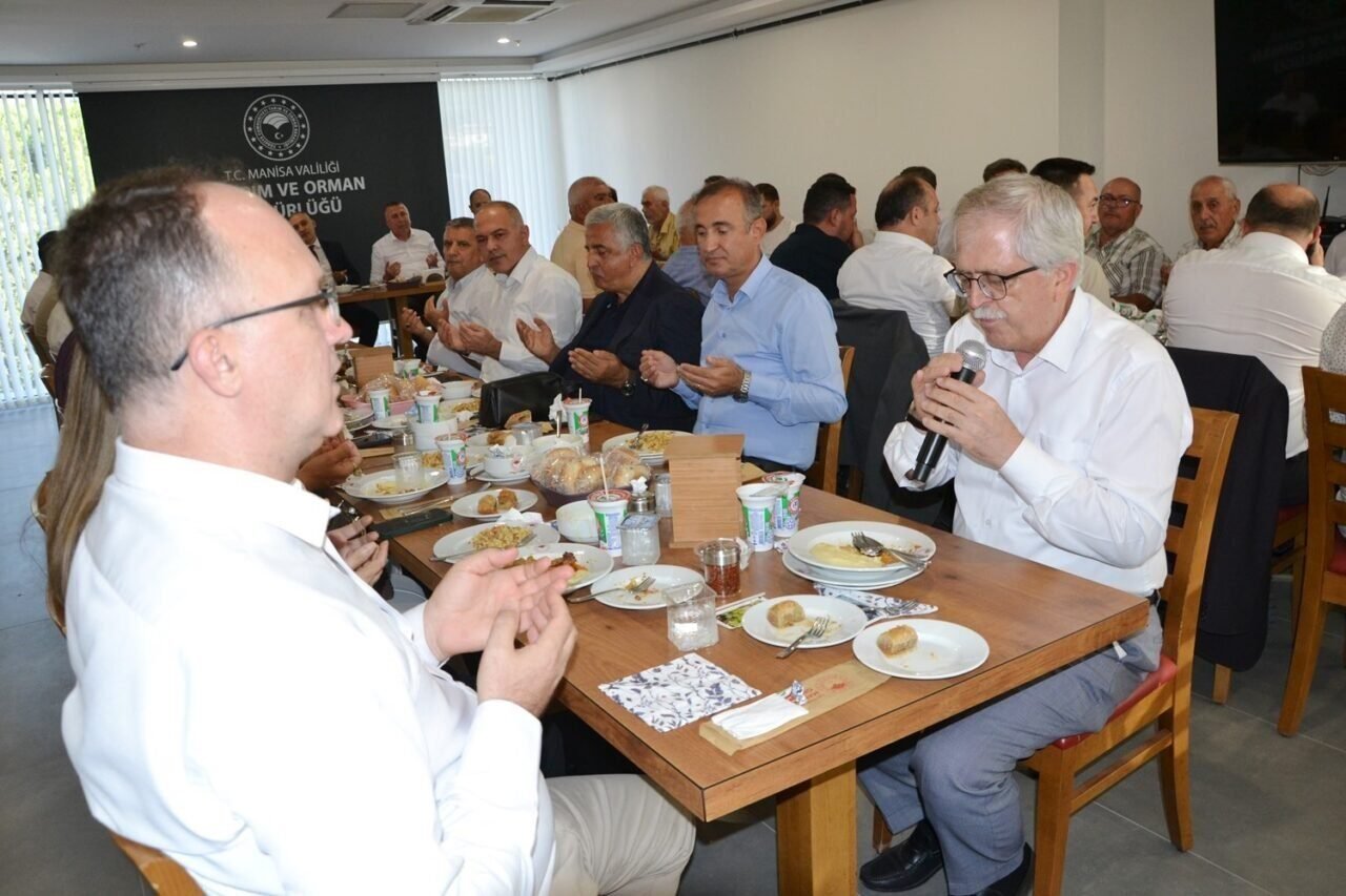Müdür Öztürk dualarla görevine veda etti