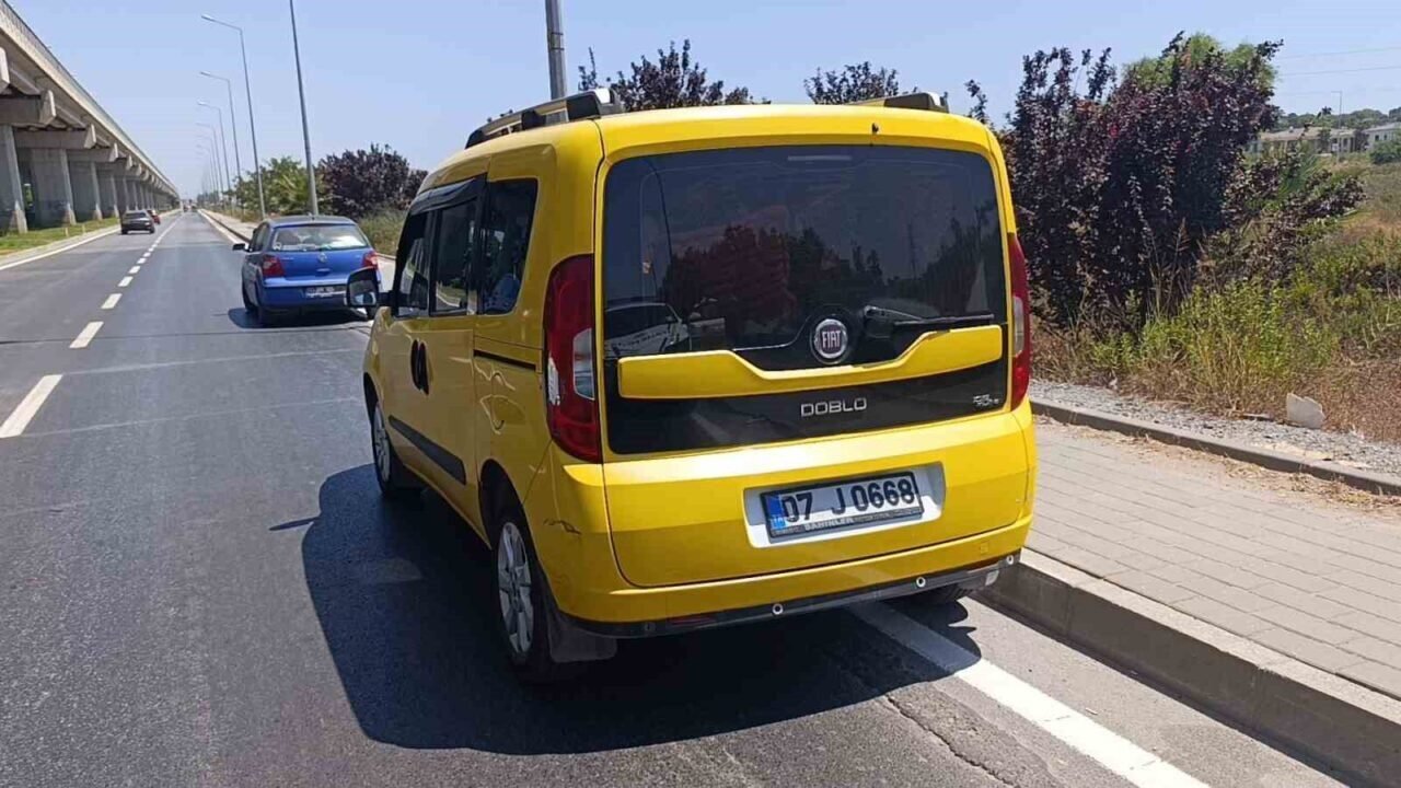 Müşteri almak için duran taksiye çarptı: 1 yaralı Müşteri almak için duran taksiye çarptı: 1 yaralı