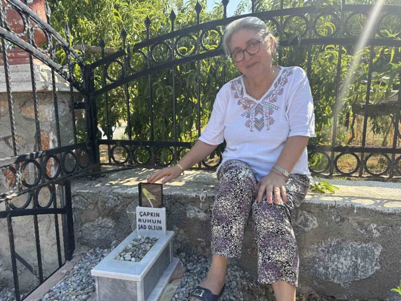 Ölen muhabbet kuşu için mermerden mezar yapıp gömdüler