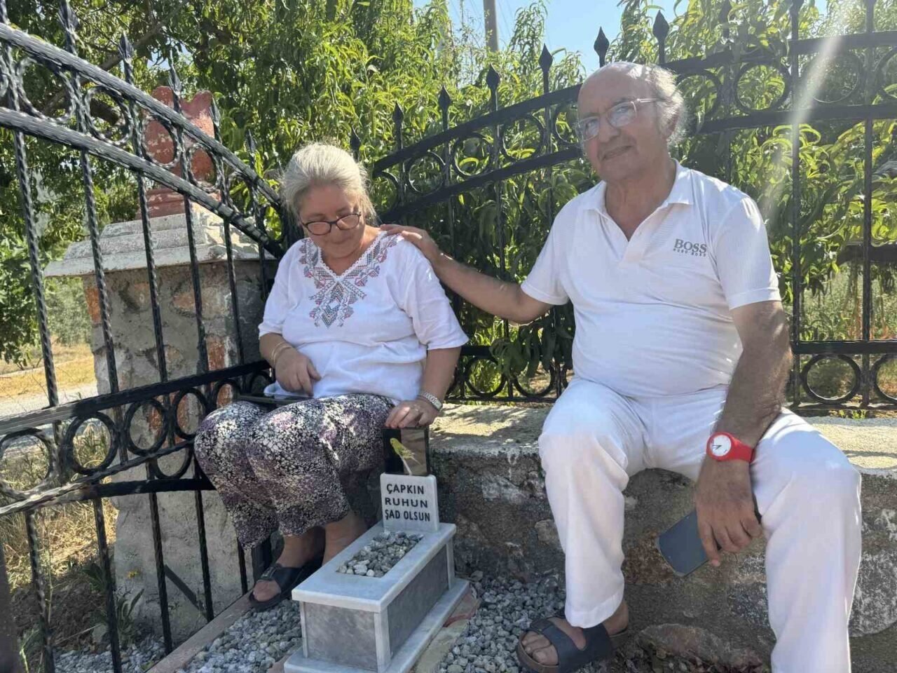 Ölen muhabbet kuşu için mermerden mezar yapıp gömdüler
