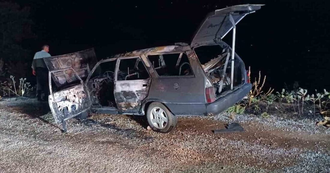 Manisa’nın Alaşehir ilçesinde sürücüsünün farlarını açtığı otomobil seyir halindeyken birden