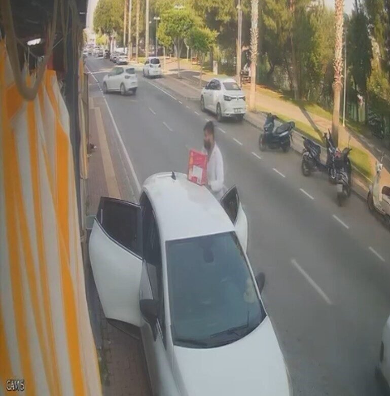 Otomobilden malzeme indiren market çalışanına araba çarptı