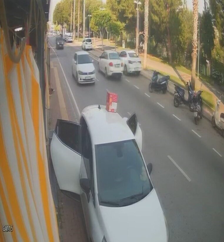 Otomobilden malzeme indiren market çalışanına araba çarptı