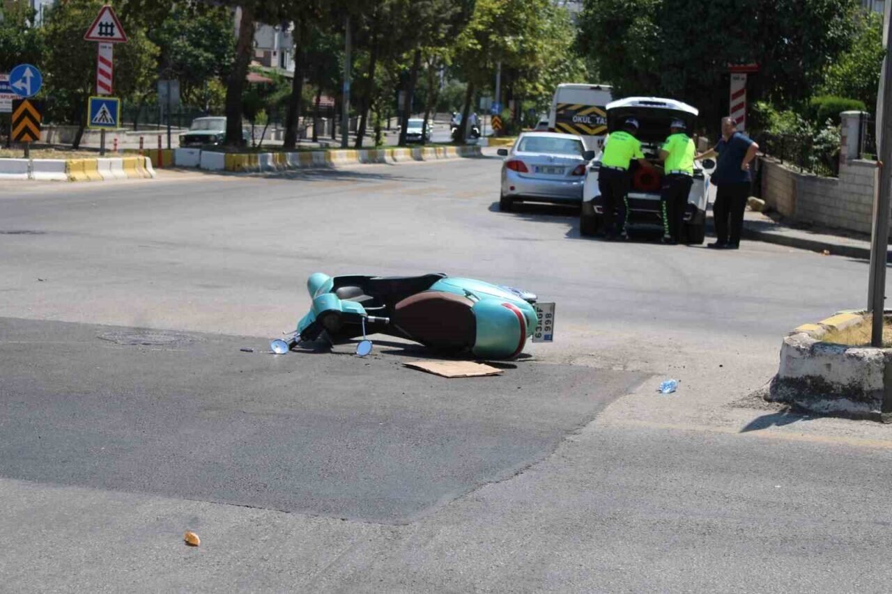 Otomobille çarpışan motosikletteki iki kişi yaralandı