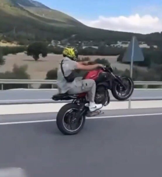 Plakasız motosikletle akrobasi hareketi yapan sürücüye, Trafik Kanunu’nun çeşitli maddelerinden ceza uygulandı