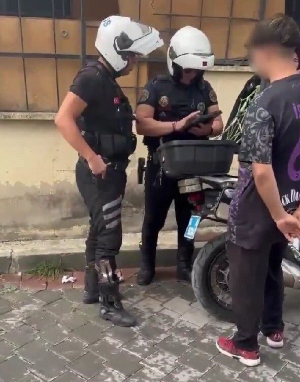 Plakasız motosikletle akrobasi hareketi yapan sürücüye, Trafik Kanunu’nun çeşitli maddelerinden ceza uygulandı