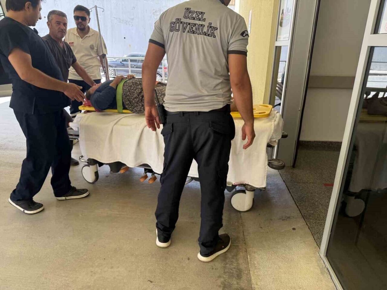 Sağlık ekipleri, evinin önünde düşen kadın için 4 buçuk saat yolculuk yaptı Sağlık ekipleri, evinin önünde düşen kadın için 4 buçuk saat yolculuk yaptı
