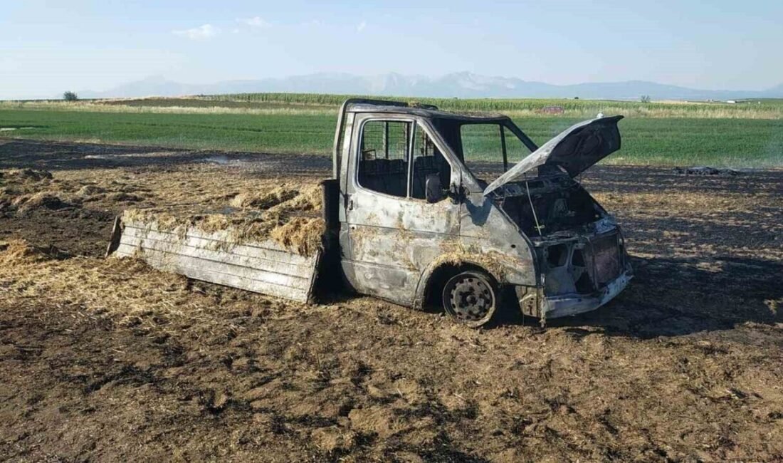 Denizli’de saman yüklenen kamyonet bir anda alev alması üzerine hem
