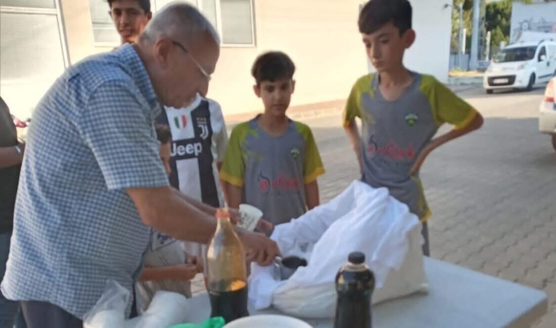 Sarıgöl’de pekmezli ’Karbastı’ ikramı serinlik getirdi Manisa’nın Sarıgöl ilçesinde Üzüm Kooperatifi Başkanı ve aynı zamanda Türk