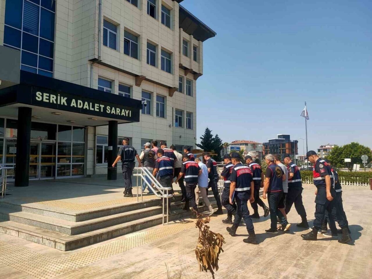 Serik’te aranan 7 hükümlü JASAT ekiplerince yakalandı Serik’te aranan 7 hükümlü JASAT ekiplerince yakalandı