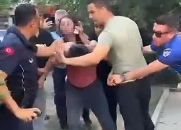 İzmir’in Konak ilçesinde tezgahına el koymak istedikleri seyyar satıcıya tekme