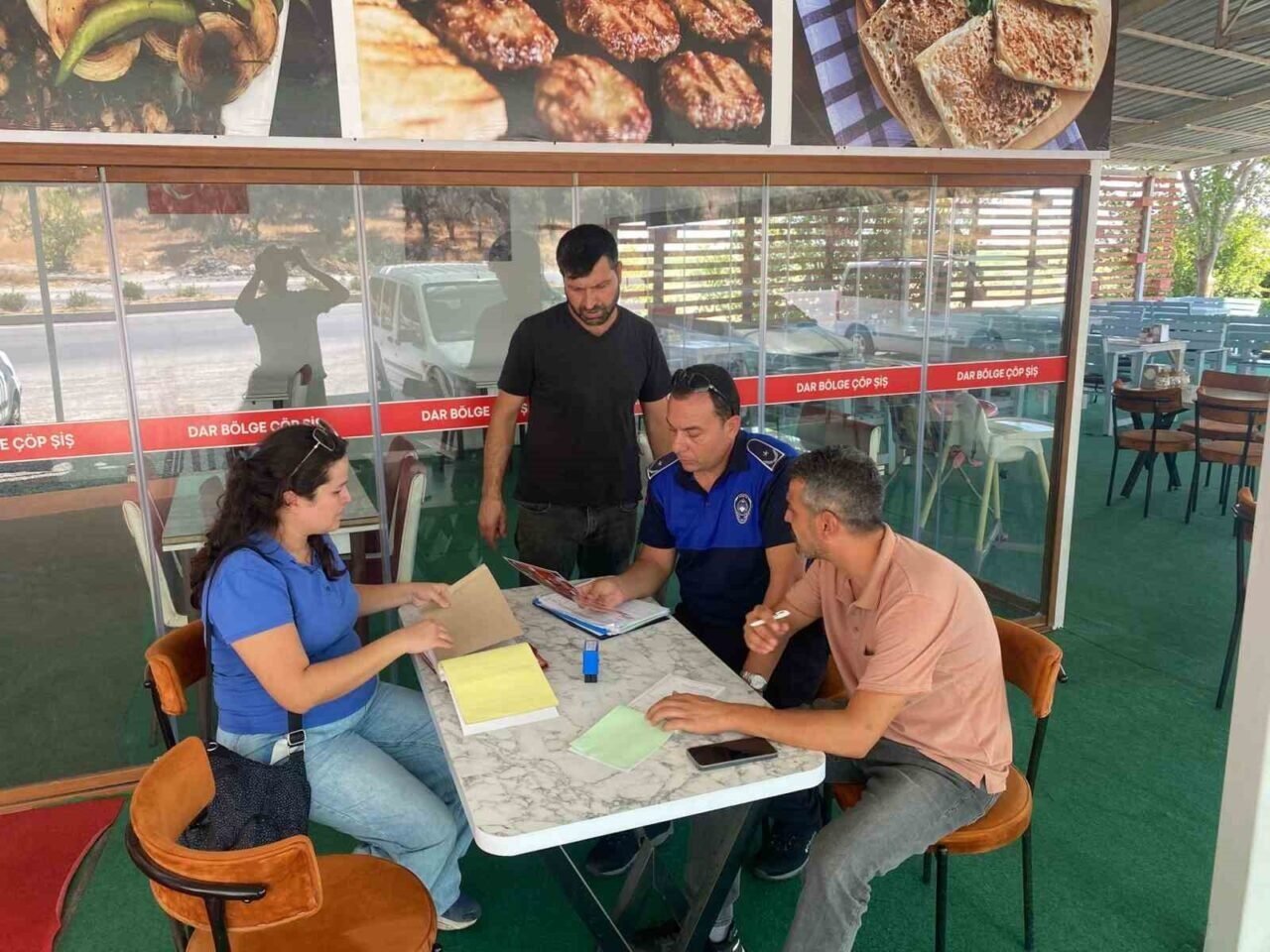 Söke Belediyesi zabıta ekipleri çöp şişçileri denetlendi