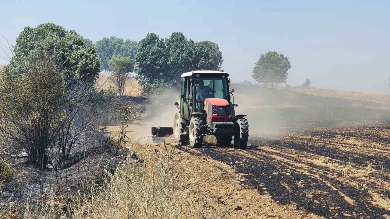 Tarım arazisinde çıkan yangın itfaiye ve çiftçilerin yoğun çabası sonucu söndürüldü