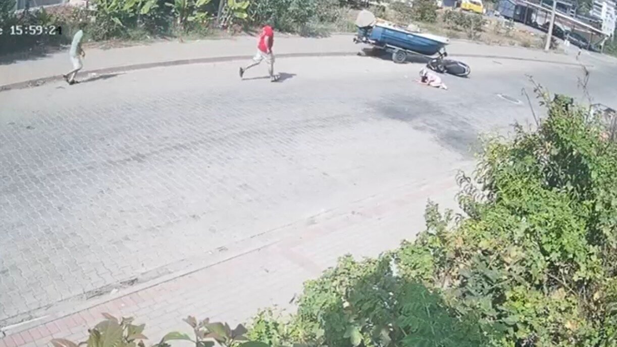 Tekne yüklü römorka çarpan motosikletli kaskı sayesinde hayatta kaldı