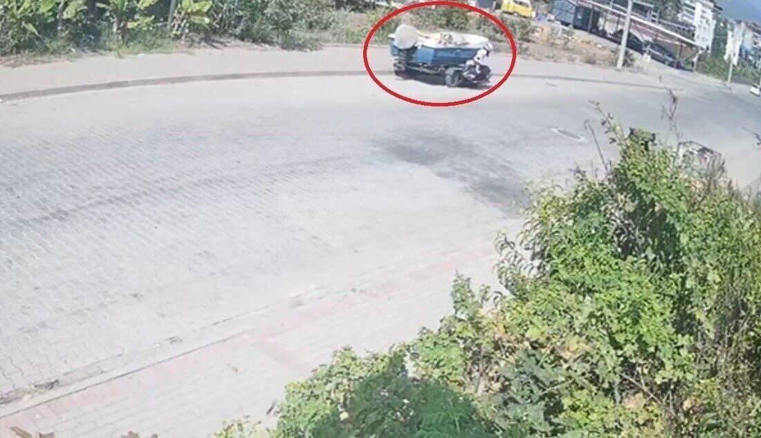 Antalya’nın Gazipaşa ilçesinde motosikletiyle park halindeki tekne yüklü römorka çarpan