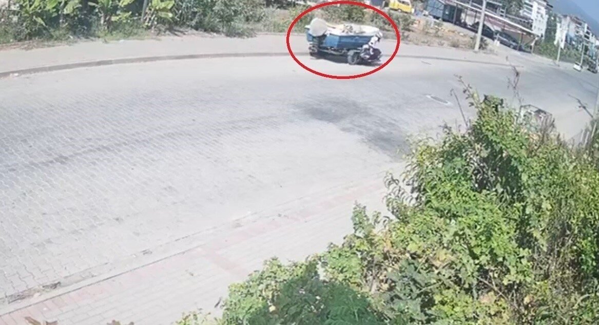 Tekne yüklü römorka çarpan motosikletli kaskı sayesinde hayatta kaldı Tekne yüklü römorka çarpan motosikletli kaskı sayesinde hayatta kaldı
