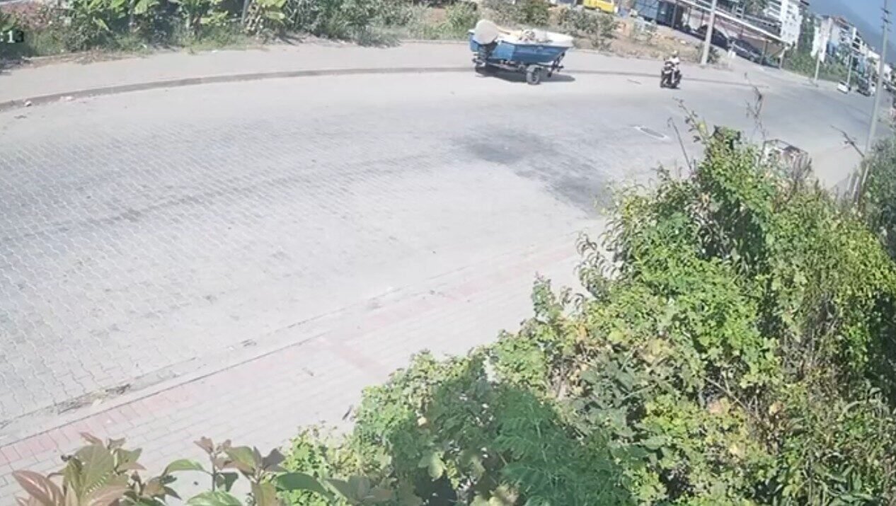 Tekne yüklü römorka çarpan motosikletli kaskı sayesinde hayatta kaldı