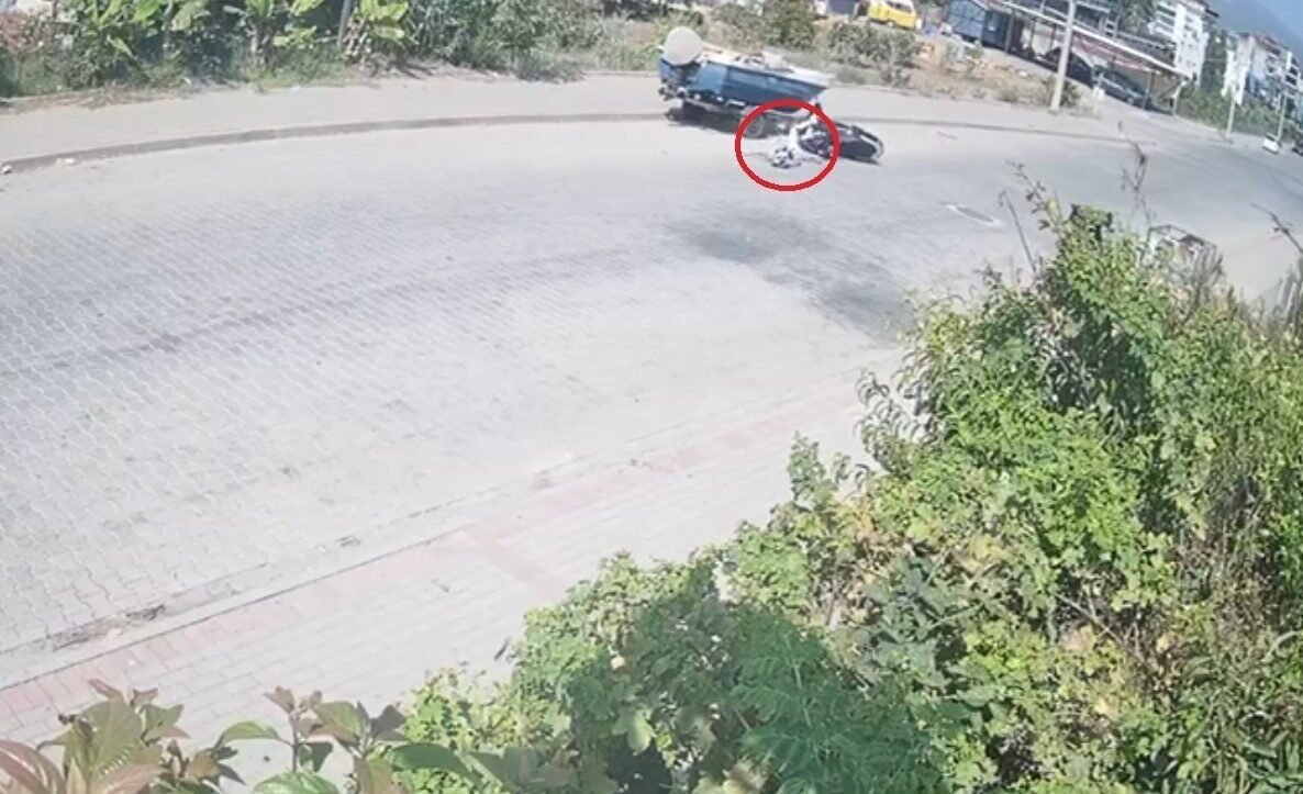 Tekne yüklü römorka çarpan motosikletli kaskı sayesinde hayatta kaldı