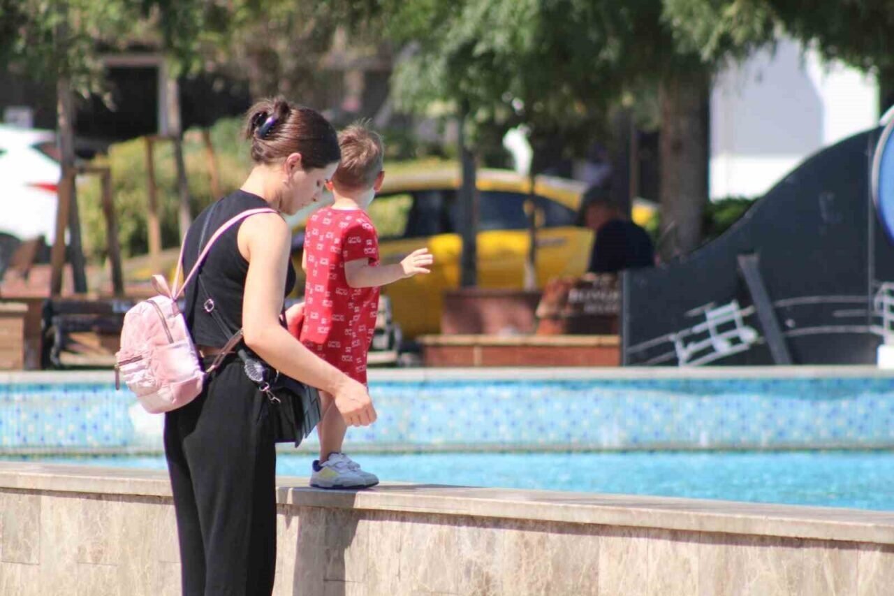Termometre 44 dereceyi gösterdi, vatandaşlar sığınacak gölge aradı