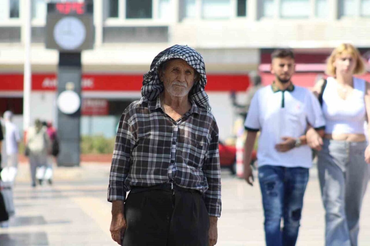 Termometre 44 dereceyi gösterdi, vatandaşlar sığınacak gölge aradı