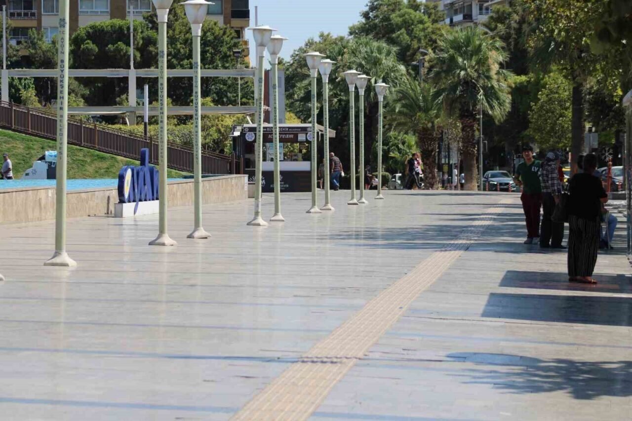 Termometre 44 dereceyi gösterdi, vatandaşlar sığınacak gölge aradı