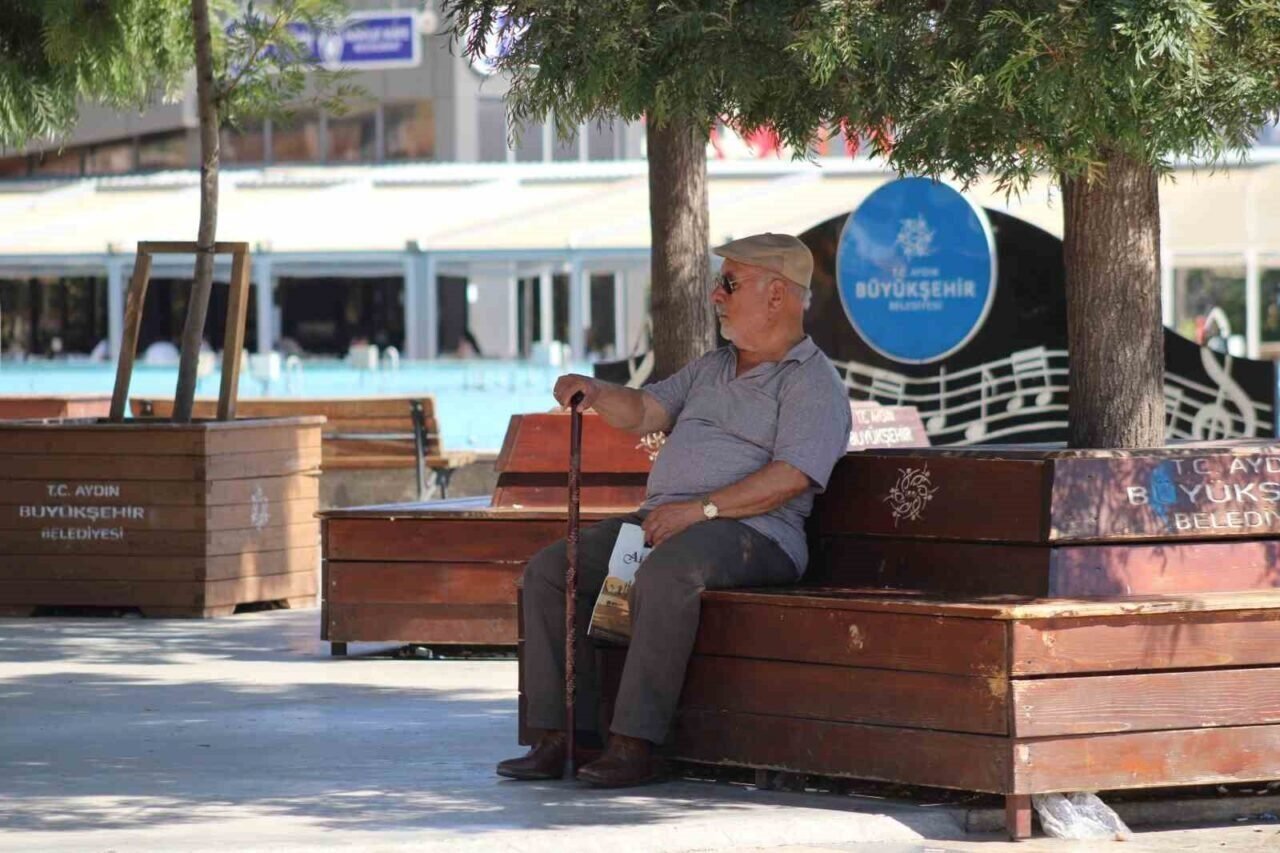 Termometre 44 dereceyi gösterdi, vatandaşlar sığınacak gölge aradı