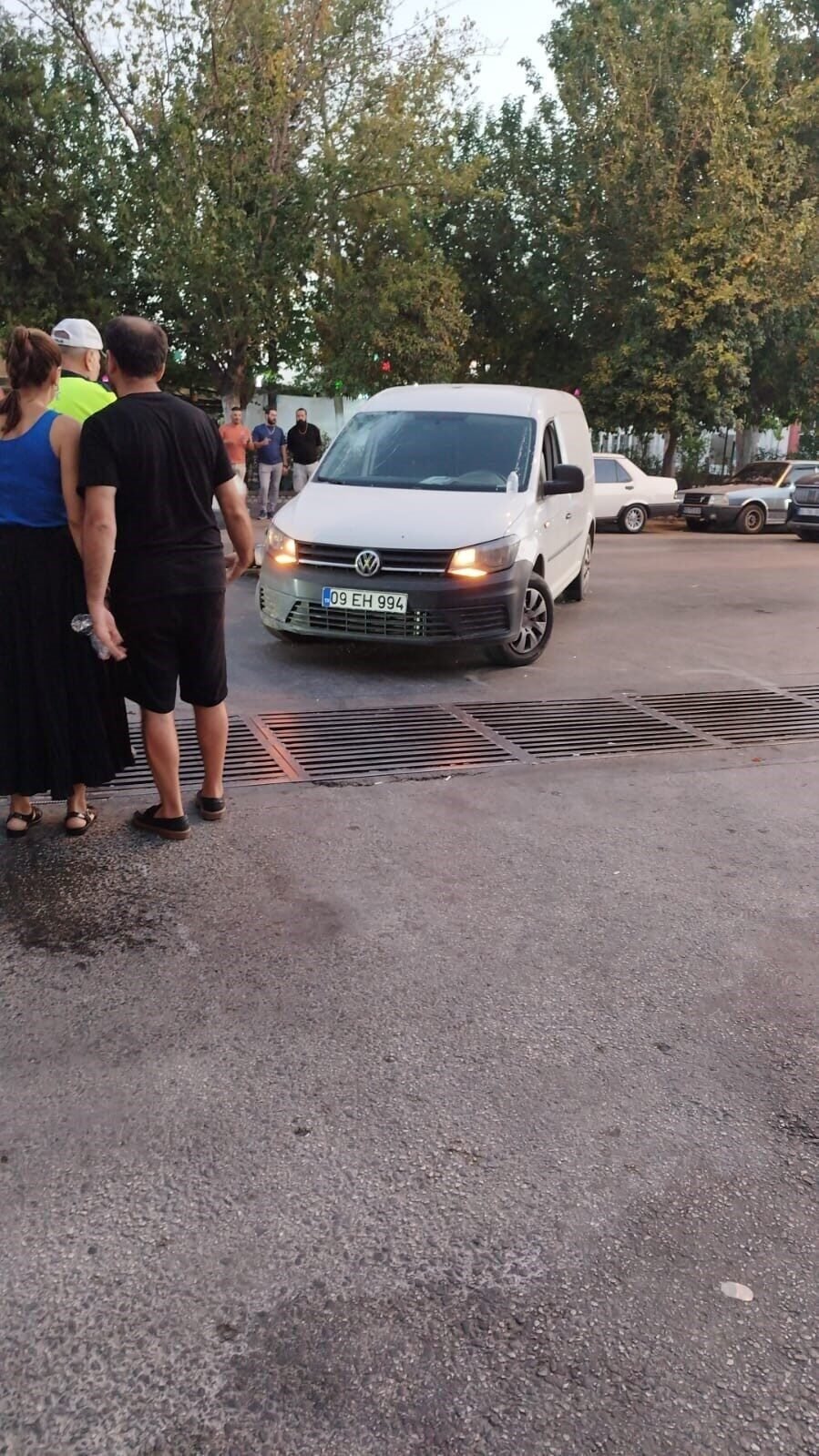 Ters yönden dönüş yapan araç motosikletle çarpıştı: 2 yaralı