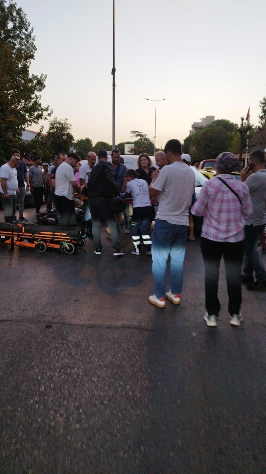 Ters yönden dönüş yapan araç motosikletle çarpıştı: 2 yaralı