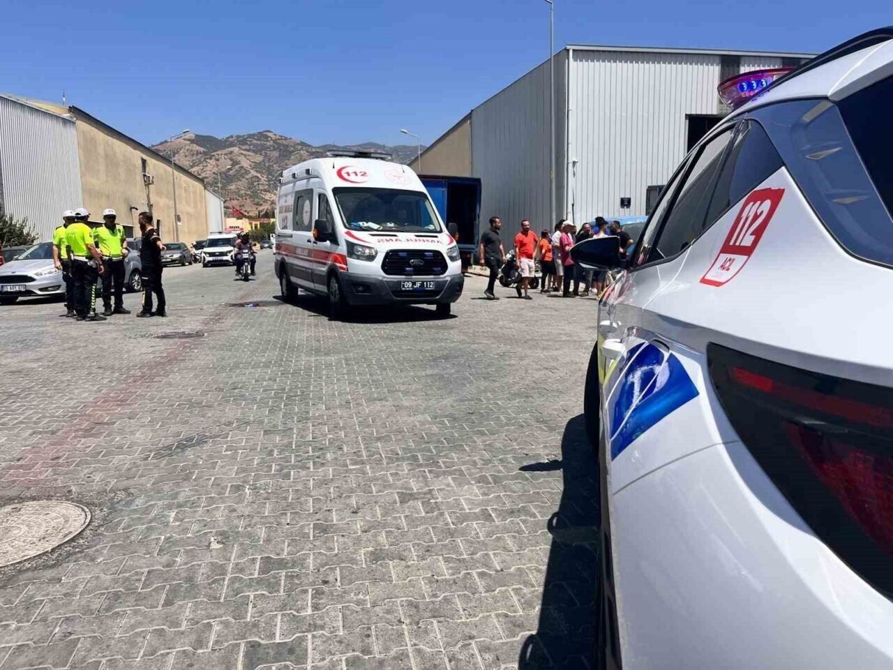 Ticari araçla çarpışan motosikletteki yolcu ve sürücü ağır yaralandı