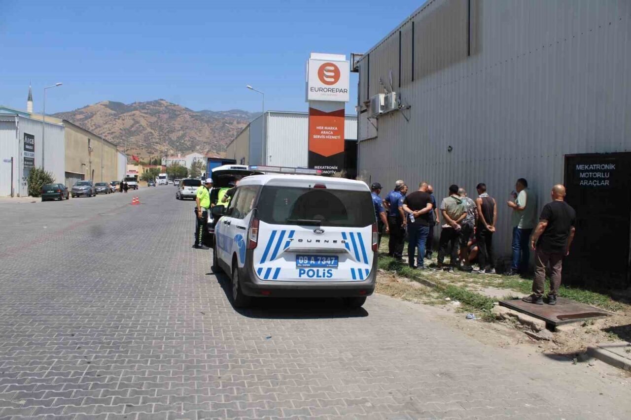 Ticari araçla çarpışan motosikletteki yolcu ve sürücü ağır yaralandı