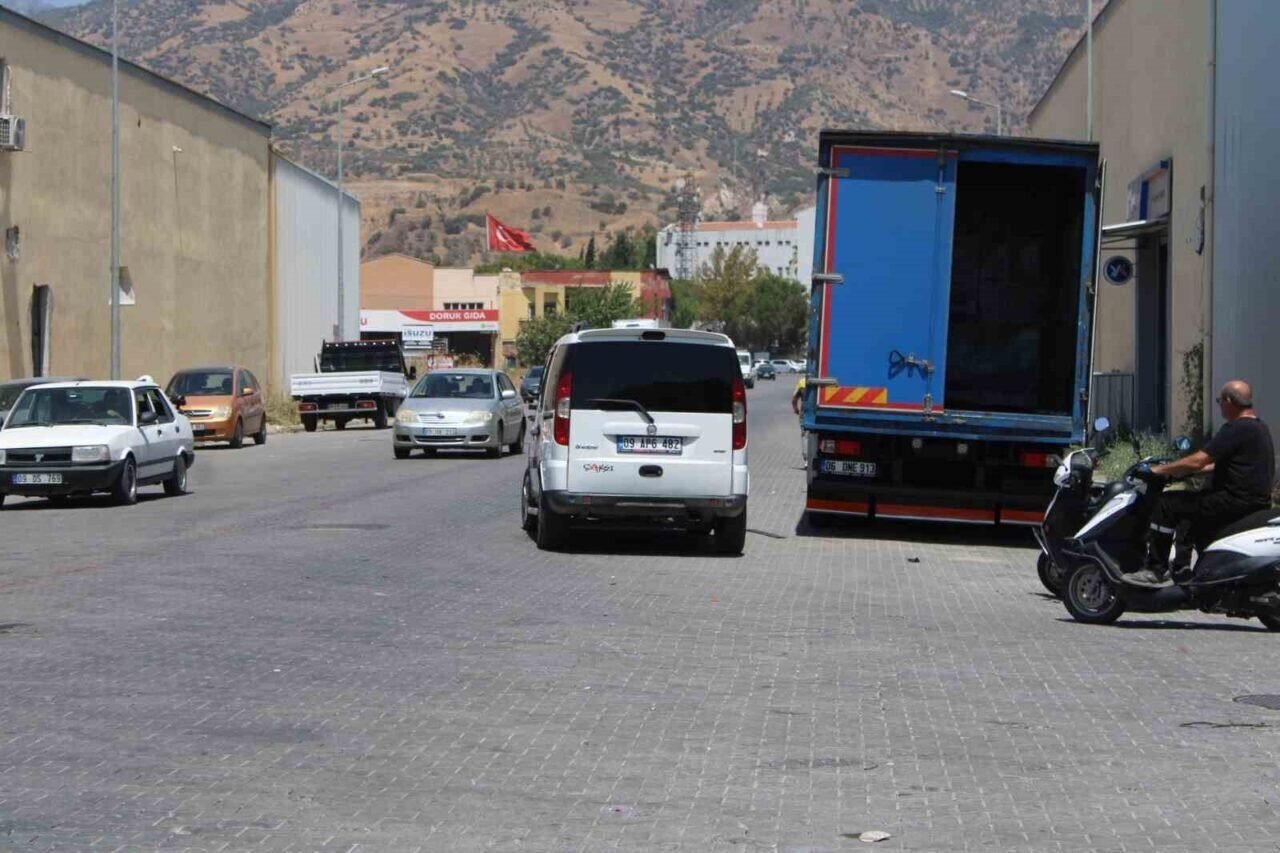 Ticari araçla çarpışan motosikletteki yolcu ve sürücü ağır yaralandı