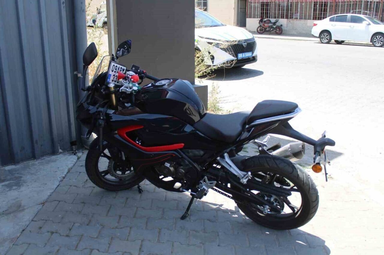 Ticari araçla çarpışan motosikletteki yolcu ve sürücü ağır yaralandı