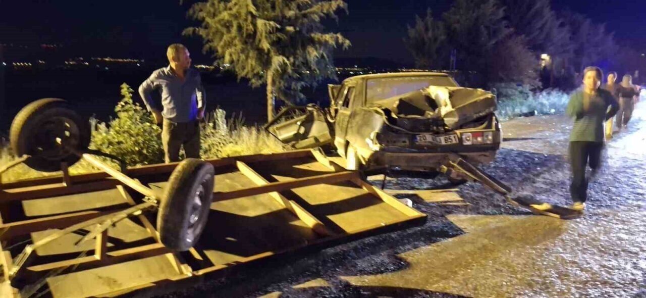 Tofaş’ın arkasına bağlanan aydınlatmasız römork kazaya neden oldu: 2 yaralı