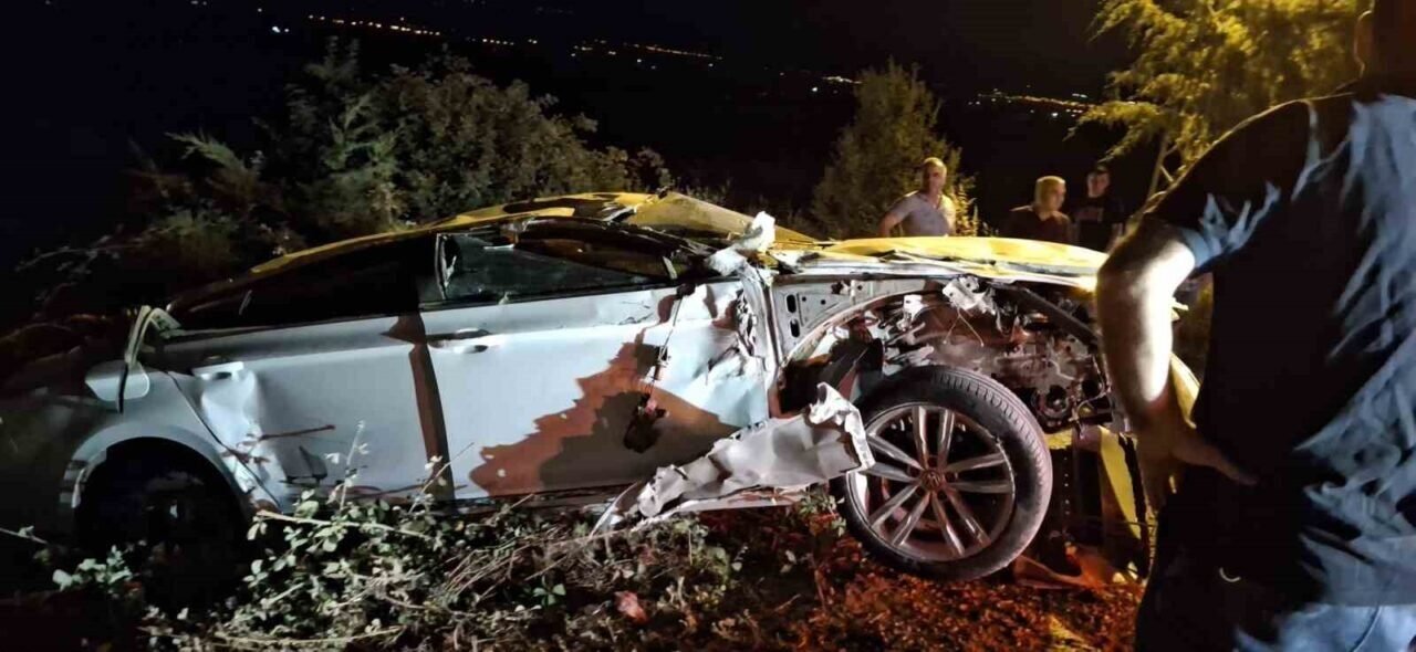 Tofaş’ın arkasına bağlanan aydınlatmasız römork kazaya neden oldu: 2 yaralı