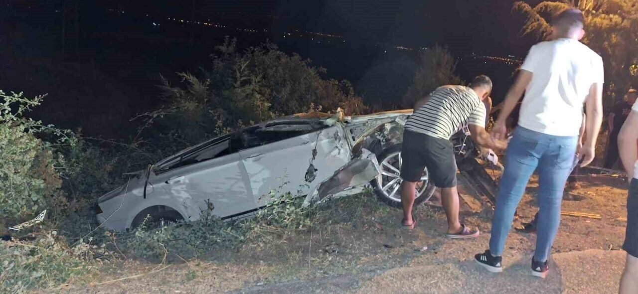 Tofaş’ın arkasına bağlanan aydınlatmasız römork kazaya neden oldu: 2 yaralı