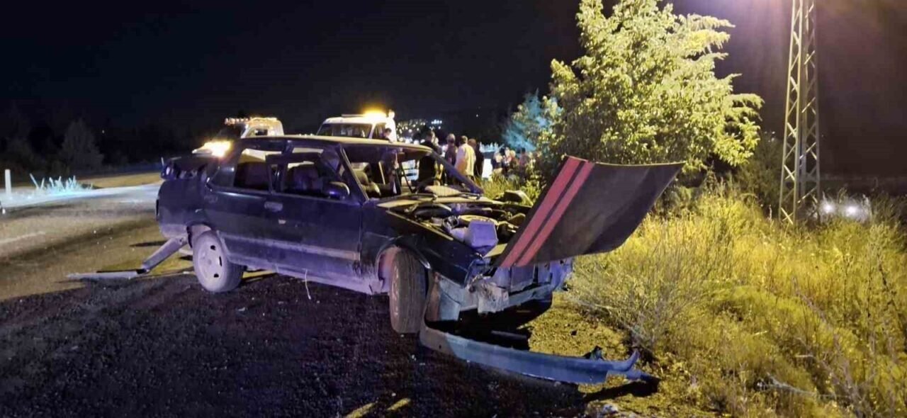 Tofaş’ın arkasına bağlanan aydınlatmasız römork kazaya neden oldu: 2 yaralı