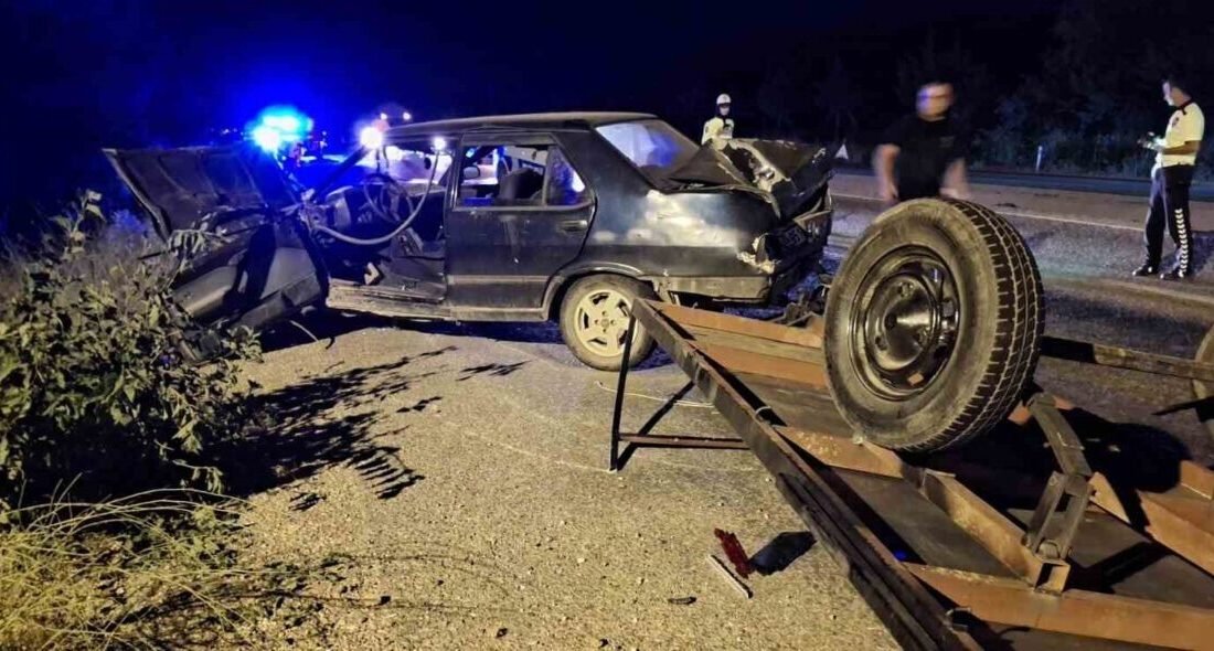 Denizli’nin Kale ilçesinde Tofaş marka otomobilin arkasına bağlanan aydınlatmasız römorka