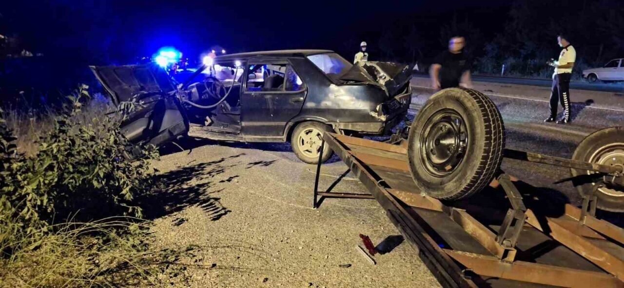 Tofaş’ın arkasına bağlanan aydınlatmasız römork kazaya neden oldu: 2 yaralı Tofaş’ın arkasına bağlanan aydınlatmasız römork kazaya neden oldu: 2 yaralı