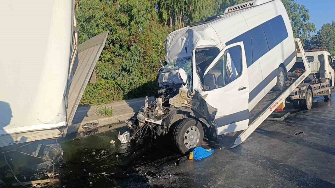 Tur aracı kamyonun altına girdi, sıkışan sürücü için ekipler alarma geçti