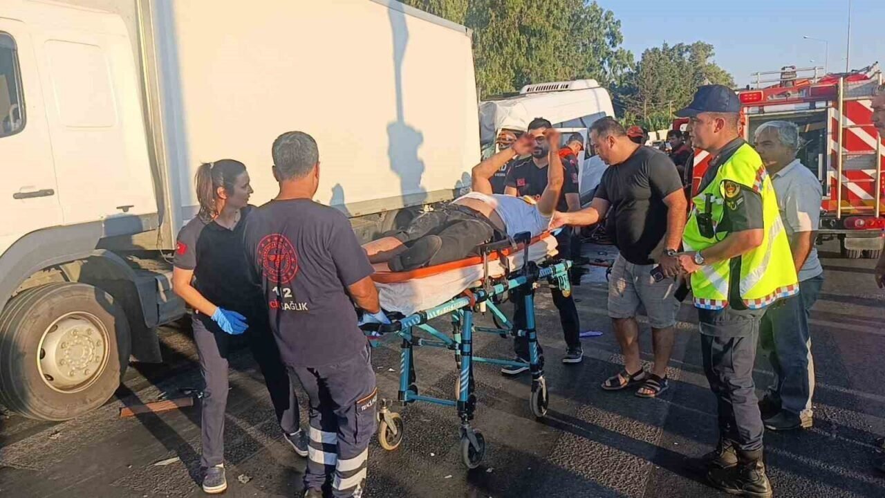 Tur aracı kamyonun altına girdi, sıkışan sürücü için ekipler alarma geçti