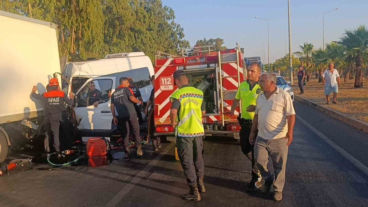 Tur aracı kamyonun altına girdi, sıkışan sürücü için ekipler alarma geçti